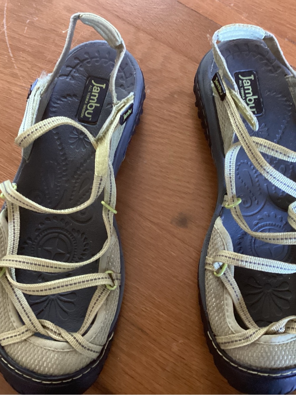 Jambu Women’s  size 9 green shoes. In excellent condition.